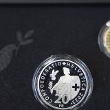 Deux anges portant les armoiries suisses figurent sur le revers de la pièce.